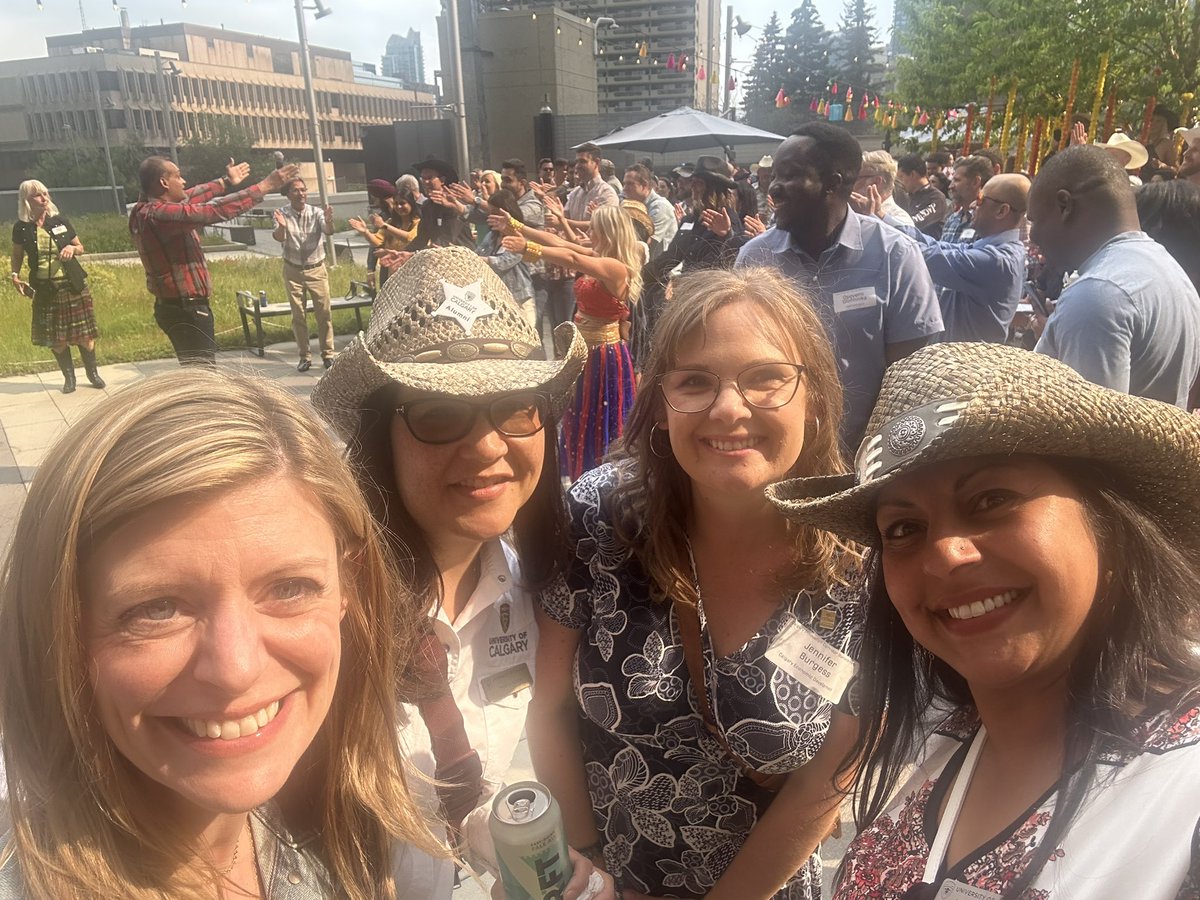 ❤️ the Neon Moon Bollywood themed Stampede Party hosted by <a href="/calgaryeconomic/">Calgary Economic Dev</a> Thanks for inviting the #UCalgary crew. 

#Innovation #TeamCalgaryPartner #community