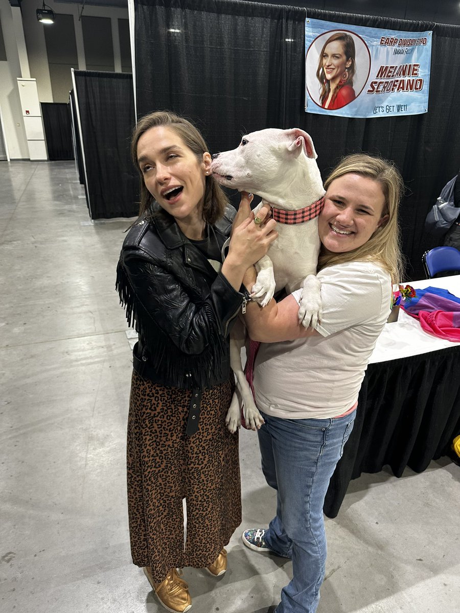 Apparently <a href="/MelanieScrofano/">Melanie Scrofano</a> likes it in the ear 🫣 

#youdoyouboo #selfieswithwaverly #EDE2023 #adventuresofwaverly #earper