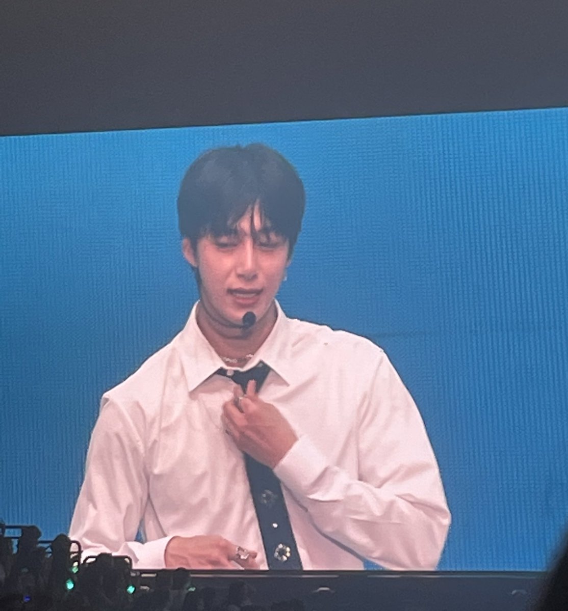 어떤 남자가 카메라를 키게 함