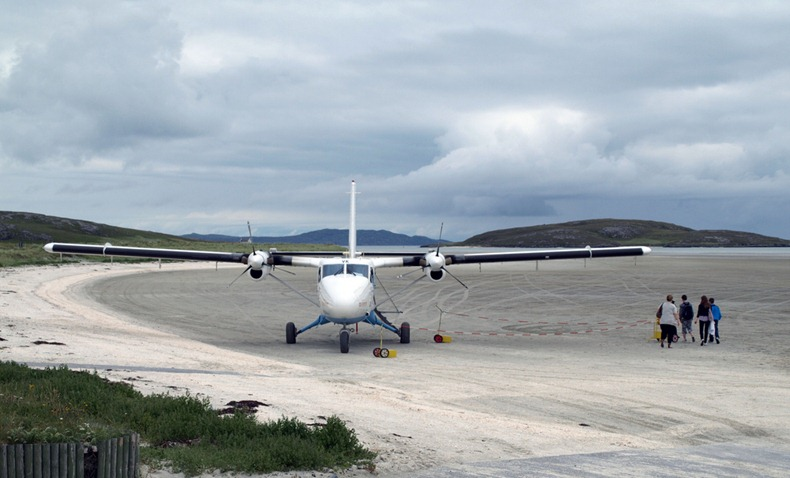 NaoCasanova's tweet photo. El AEROPUERTO DE BARRA (Barra, isla Hébrida) es desde 1930 el único del mundo donde vuelos programados despegan y aterrizan en una playa, cuando no hay marea alta.

Está sujeto a las mismas reglas de seguridad que cualquier otro; y eso que la playa se abre también al público. https://t.co/JA1kkcJArc