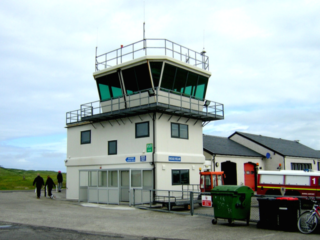 NaoCasanova's tweet photo. El AEROPUERTO DE BARRA (Barra, isla Hébrida) es desde 1930 el único del mundo donde vuelos programados despegan y aterrizan en una playa, cuando no hay marea alta.

Está sujeto a las mismas reglas de seguridad que cualquier otro; y eso que la playa se abre también al público. https://t.co/JA1kkcJArc
