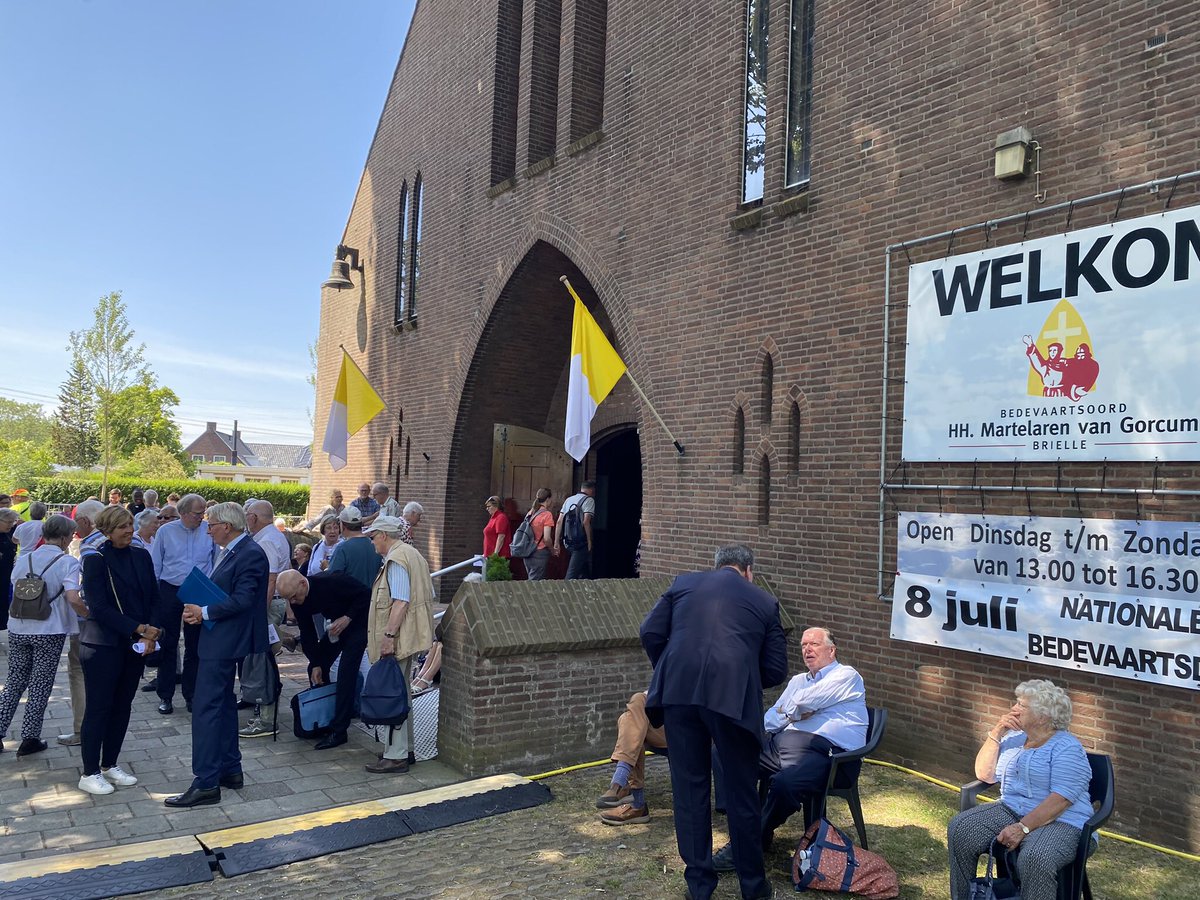 Vanmorgen op uitnodiging samen met Sylvia naar de Nationale Bedevaart bij het Bedevaartsoord van de HH. Martelaren van Gorcum in Den Briel.
Altijd heel indrukwekkend om hier bij aanwezig te mogen zijn. 
Leuk ook om een aantal oud wethouders uit Den Briel tegen te komen.