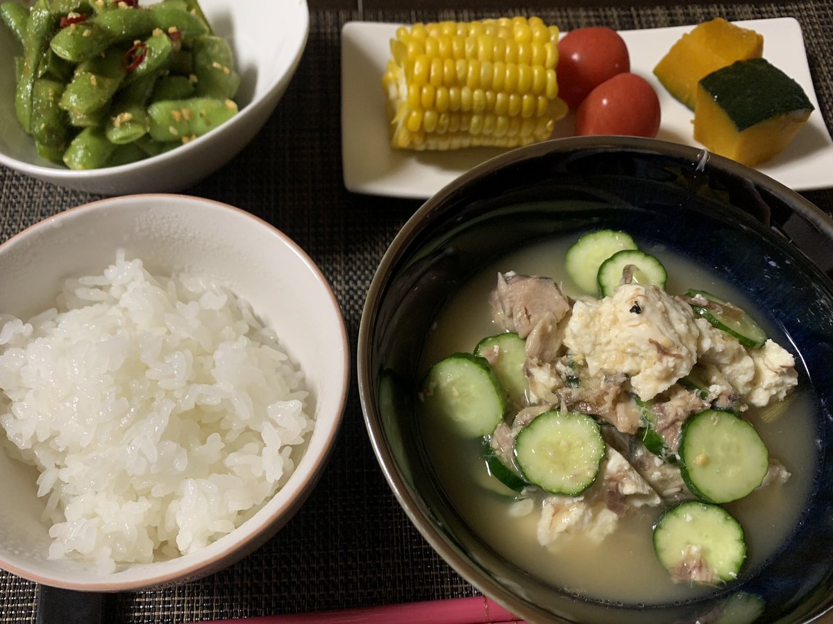 yokochin153604's tweet image. Good evening my friends ☺️

I was tired and didn’t want to cook dinner, but I made it.

Today’s dinner is 
“Hiyajiru “→like a cold miso soup 
“Edamame peperoncino “ 
and other dishes.

Edamame recipe is on my YouTube channel.

#japanesehomecooking
#cookingrecipes 
#Dinnertime
