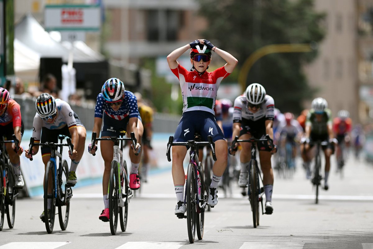 La campionessa nazionale 🇭🇺 Kata Blanka #Vas sorprende tutte a #Sassari e conquista allo sprint l'8^ tappa del @giro_donne. Tutto invariato in classifica generale prima del gran finale, con la #VanVleuten 🏳️‍🌈 🇳🇱 in maglia rosa

#GiroDonne23 #GiroDonne #EurosportCiclismo #UCIWWT