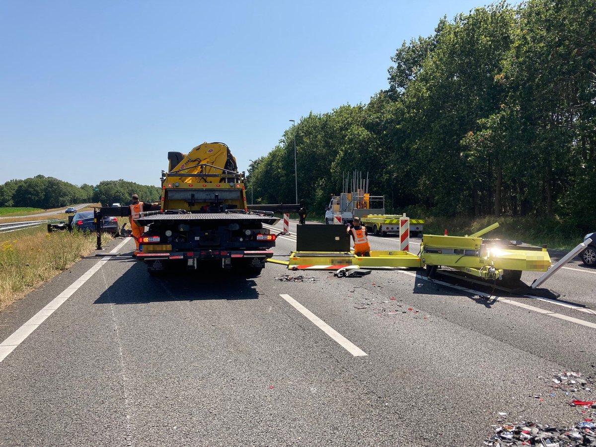 Eerder vanmiddag ging het mis op de A28 links t.h.v. #Fluitenberg #Hoogeveen. Bij dit ongeval is een auto in botsing gekomen met een pijlwagen die daar was geplaatst vanwege werkzaamheden. De materiële schade is fors. ⁦<a href="/RWSverkeersinfo/">Rijkswaterstaat Verkeersinformatie</a>⁩ ⁦@MeldkamerNN⁩