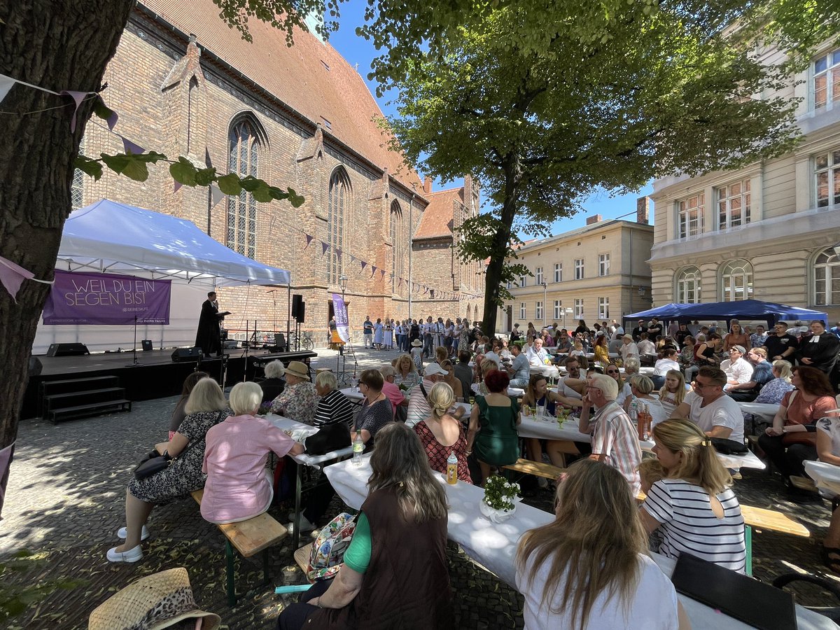 thorstenschatz's tweet photo. Auf dem Reformationsplatz feiert die @kirchespandau heute #Tauffest. Mindestens 33 Menschen lassen sich heute taufen und wollen ihr Leben mit und im Geist Gottes leben. @frankbewig und ich wünschen allen viel Segen. https://t.co/VMjULkAU90