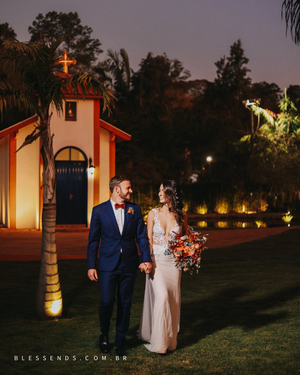 blessends_'s tweet image. No anoitecer, eles se encontram no altar dos sonhos. Nessa foto, capturamos a essência da serenidade e do amor que envolve esse momento especial.💒🌌
#casamentos2023 #noiva #noivo #noivado #casar #casamentos #wedding #bride #fotoefilmagem #blessendsfotoefilme