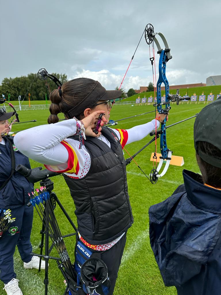 arcoclubmalaka's tweet photo. #WAYCLimerick23
En arco compuesto cadete femenino la arquera malagueña Miriam ha caído por tan solo dos puntos en 1/16.

Enhorabuena por tu actuación en el mundial

@DeportesDipMlg
@deportemalaga
@RFETA
@fataprensa https://t.co/JTEsgkisry