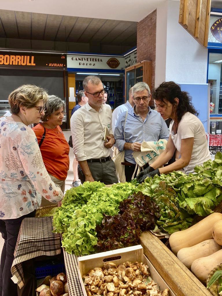 Matí de mercat i comerços a Reus i Valls, on hem conversat amb comerciants i paradistes. Els establiments de proximitat omplen de vida i són l’ànima dels municipis. Des de @juntsxcat, presentarem
iniciatives al Congrés dels Diputats per protegir i impulsar el teixit comercial.