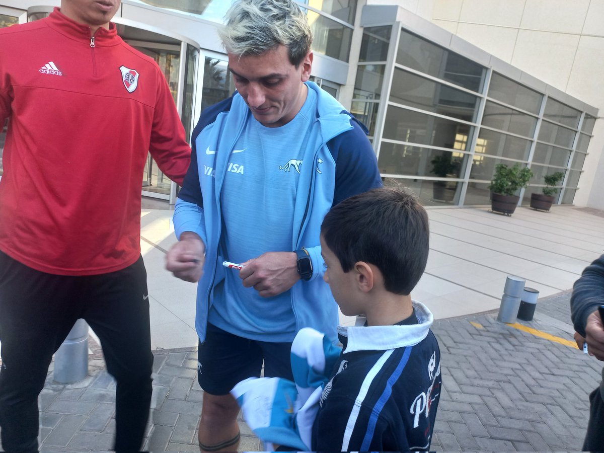 MauricioSM1979's tweet photo. Gracias @LucianoRizzoni por firmar la camiseta de Fermin, esperemos verte pronto de titular indiscutido !!! https://t.co/LN4uIMocNM