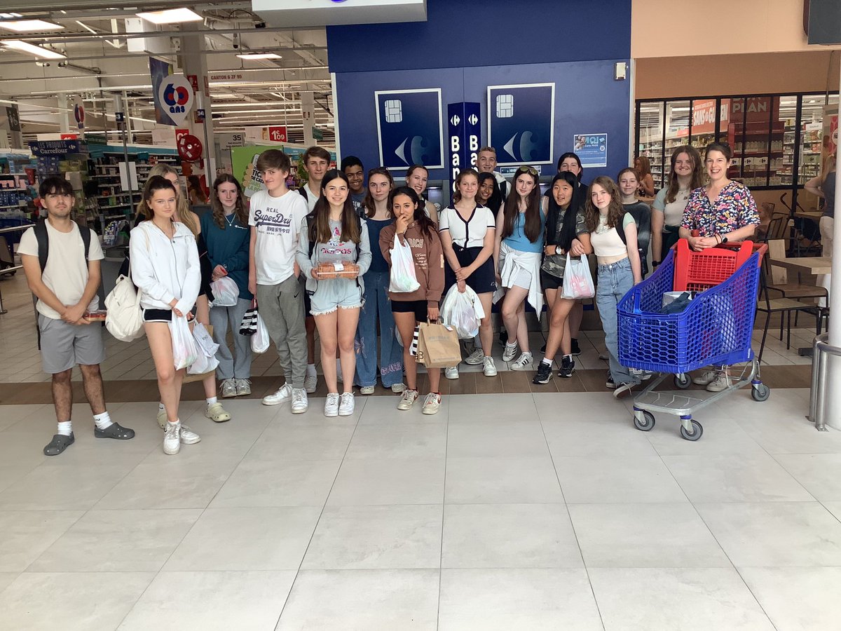 Au revoir la France! 👋 
On est partis de l’auberge de jeunesse vers….Cité Europe pour faire du shopping! 💶 🛍️ @sjbsurrey <a href="/sjbsurreyyear10/">@SJBYEAR10</a> #SJBYear10Rouen