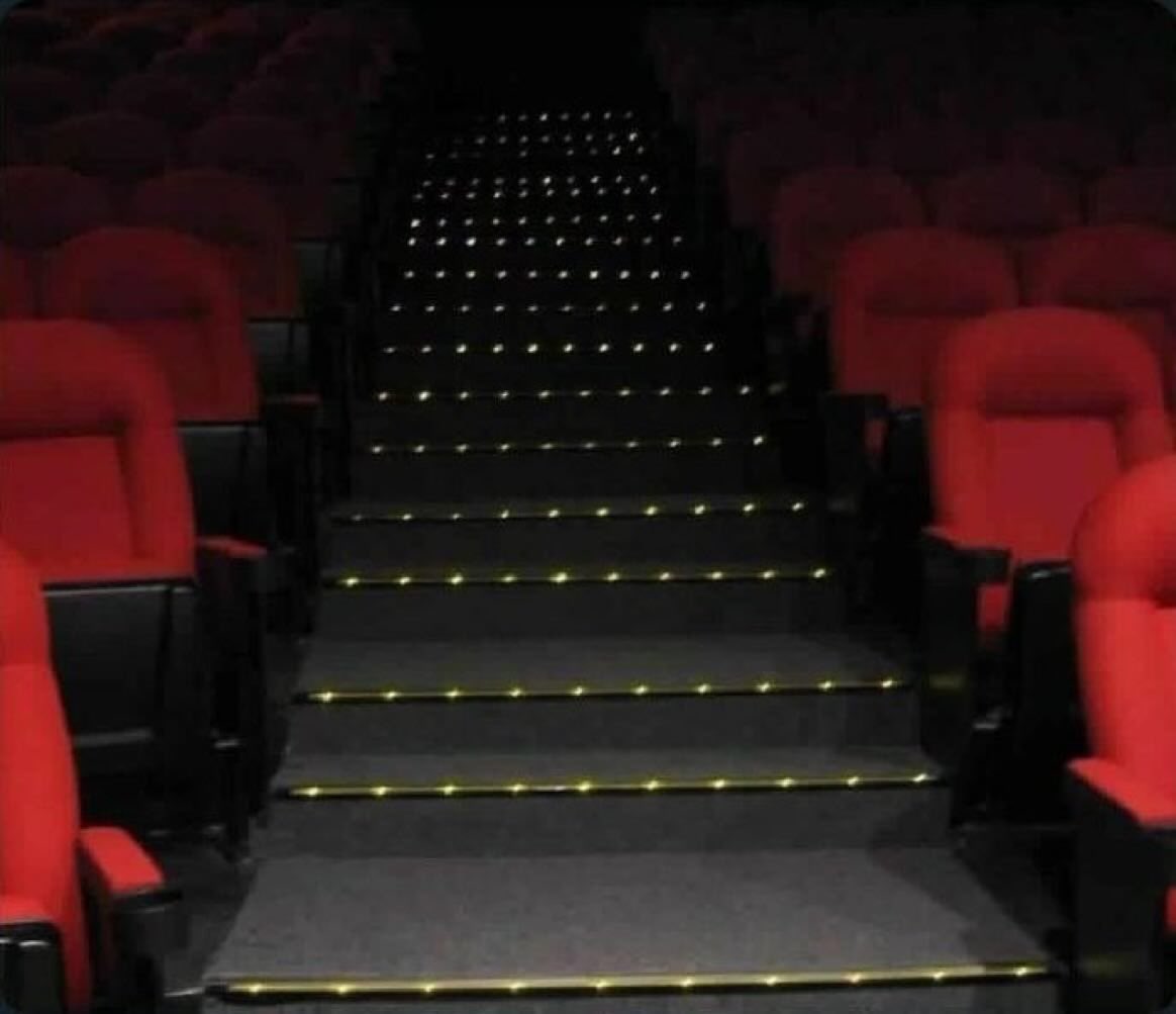 saudade de subir essa escada e tropeçar: