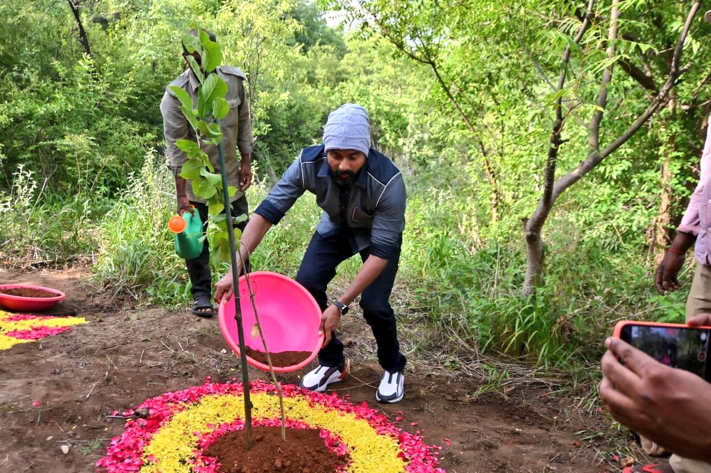 UrsVamsiShekar's tweet photo. Hero @Siva_Kartikeyan accepted #GreenIndiaChallenge 🌱, planted saplings at KBR PARK, HYD & requested everyone to plant. He nominated @anirudhofficial to continue the chain. 💚
Thanked MP @SantoshKumarBRS Garu for this great initiative.
@AsianCinemas_ #JhanviNarang
#Mahaveerudu @RaghavBRS @ShanthiTalkies #MahaveeruduFromJuly14th