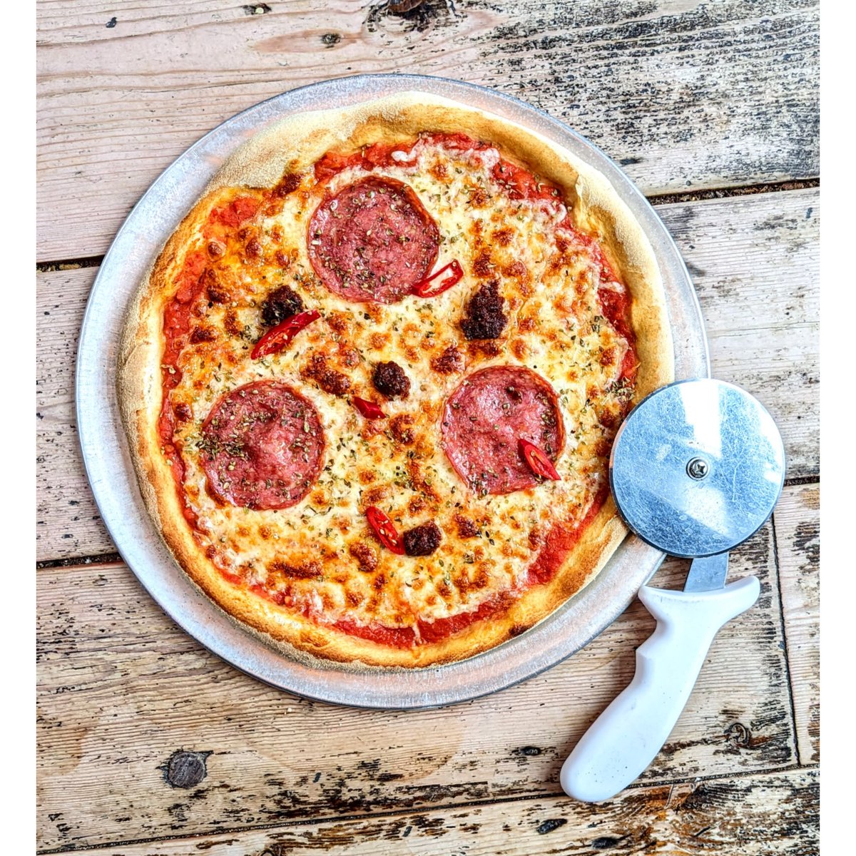 Get out the rain and humidity and get stuck into one of our amazing pizzas. Freshly made by hand every time 😍