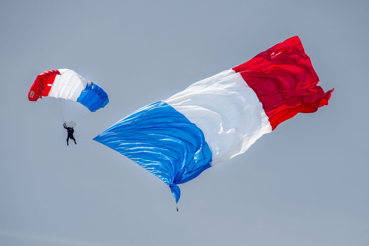 [#MondayMotivation] Pour bien débuter la semaine avec nos 3️⃣ couleurs 🇫🇷 amenées par nos ambassadeurs parachutistes lors du salon du Bourget #SIAE23. Seule équipe à déployer un drapeau de cette taille (10x20m). #BFSA 
📸 Sierrajet un talentueux spotter ami de nos Phénix. Bravo !
