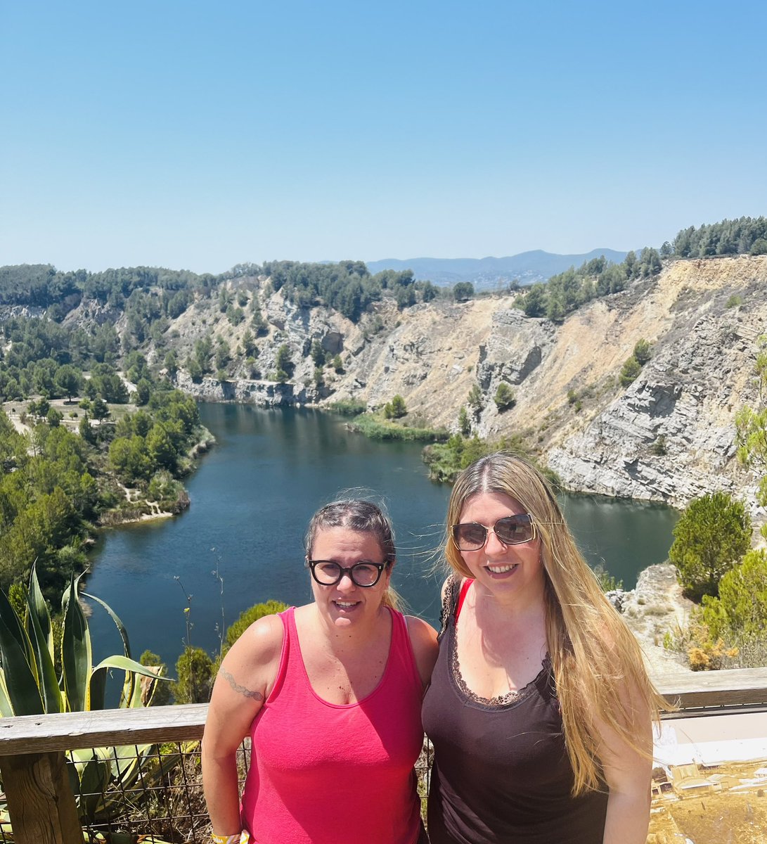 mariachacons's tweet photo. De visita sorpresa a la millor alcaldessa que podria tenir @ajvilobi, na @ester_valles 💜
Enamorada dels Pèlags, un ecosistema propi increïble.
Encisada del paissatge entre vinyes, la calma i una brisa autòctona que fa de #Vilobi un lloc màgic.
Gràcies per l’estona 🥰 https://t.co/lSY6GnYOKZ