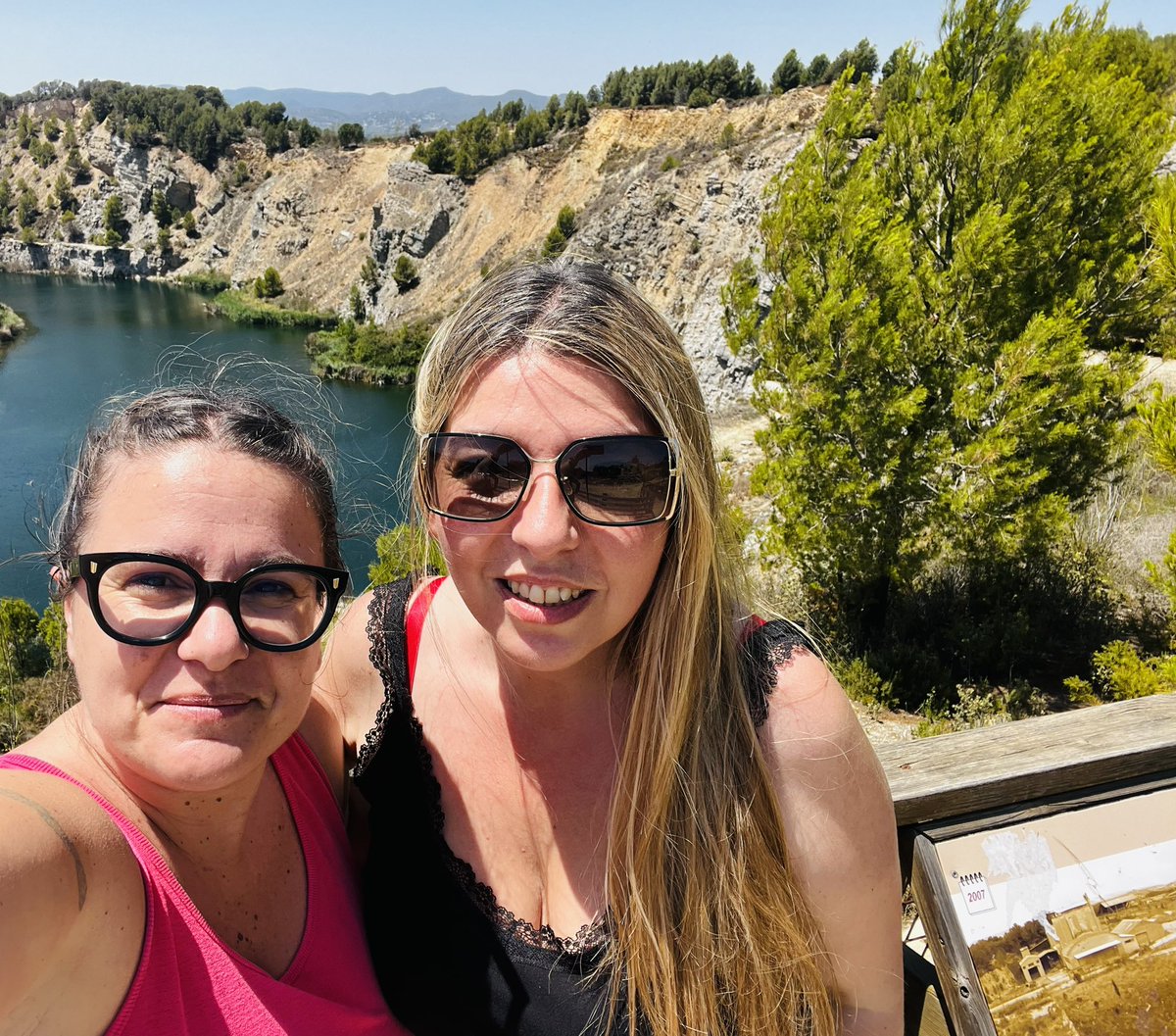 mariachacons's tweet photo. De visita sorpresa a la millor alcaldessa que podria tenir @ajvilobi, na @ester_valles 💜
Enamorada dels Pèlags, un ecosistema propi increïble.
Encisada del paissatge entre vinyes, la calma i una brisa autòctona que fa de #Vilobi un lloc màgic.
Gràcies per l’estona 🥰 https://t.co/lSY6GnYOKZ