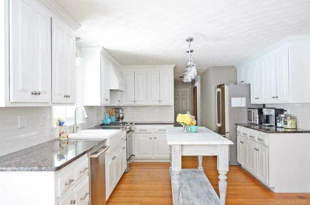 Add some character to a white kitchen's design with these simple and fun tips. #homedesign #colorschemes  cpix.me/a/173195167