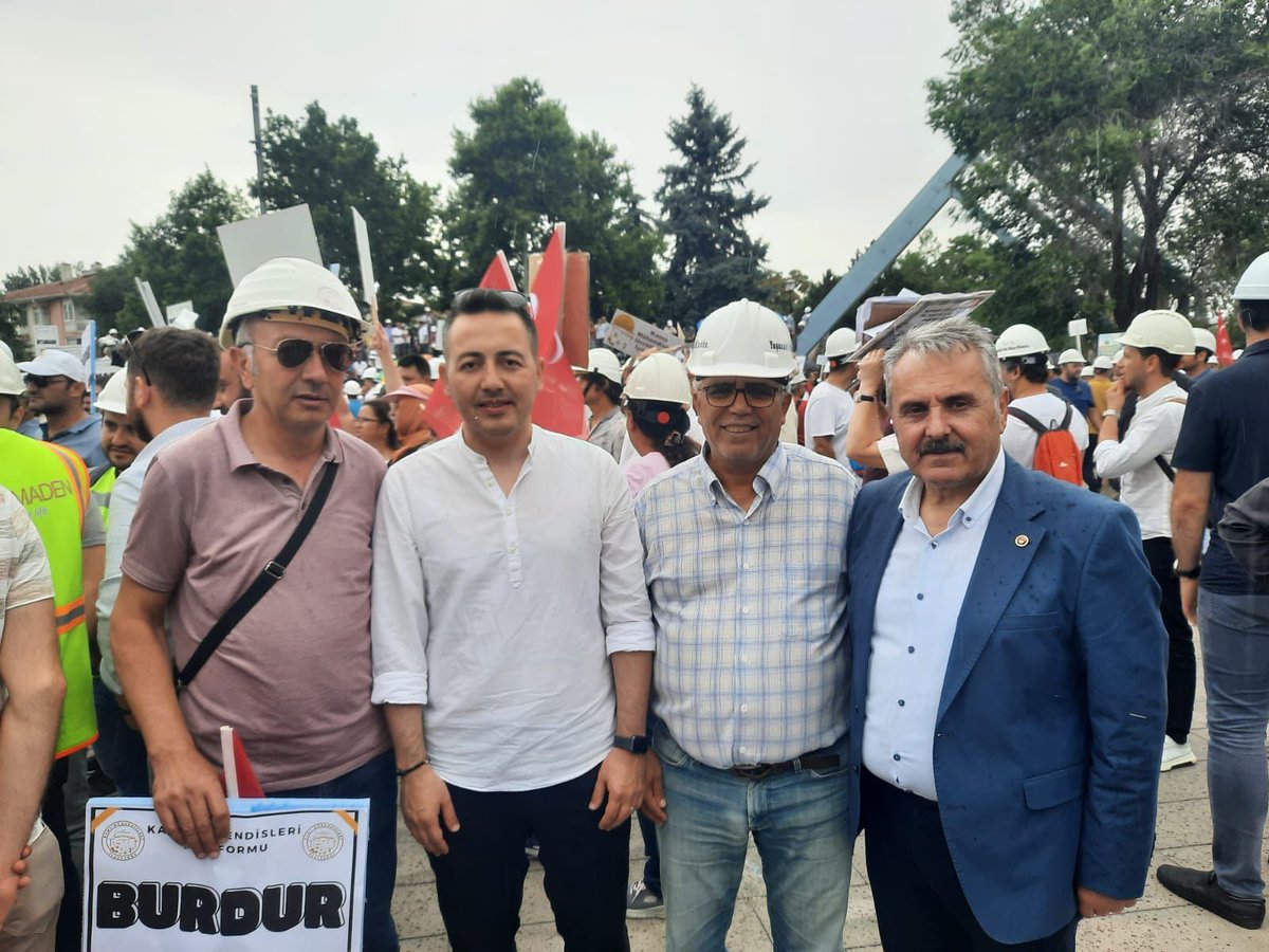 ttosgm's tweet photo. Türkiye genelinden yoğun bir katılım ile Kamuda çalışan Mühendis, Mimar, Şehir Planlamacısı gibi meslek gruplarının  Ankara’da düzenlediği 
basın açıklaması organizasyonuna Türk Tarım Orman-Sen Genel Merkezi ve Türkiye genelinden gelen şube ve il yönetimlerimiz ile beraber katılım sağladık. 
Yapılan etkinliğin ve benzer etkinliklerin kamu mühendislerinin sorunları başta olmak üzere birbirine denk tüm kamu çalışanlarının kangren haline gelen sorunlarına çözüm olması temennisiyle, tüm haklı mücadeleleri sonuna kadar destekliyoruz. 
@TCTarim 
@AhmetDemirciTOS 
#KamuMühendisleri 
 #VeterinerHekimler
#Kimyagerler
#Biyologlar
#Tekniker
#Teknisyen