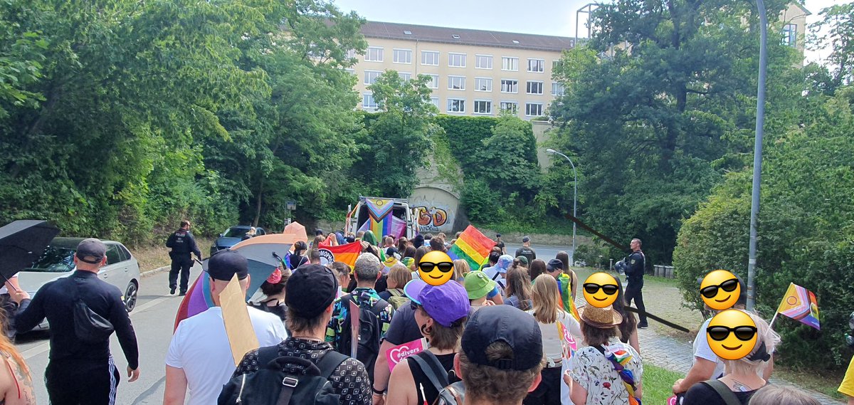 D_Herrmann's tweet photo. 🏳️🌈 Gut 300 freundliche, laute und optimistische Menschen sind zum #CSD #Bautzen unterwegs. 🏳️🌈
Für Toleranz & offene Gesellschaft!
Die Provokationen von Nazis am Rande laufen ins Leere.
#BZ0807 #Sachsen https://t.co/VfZ7Rm17ct