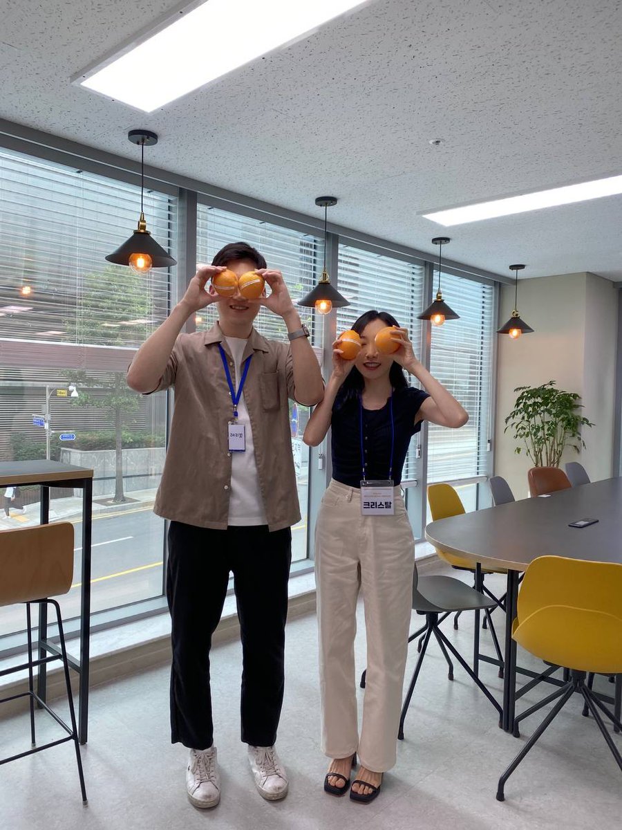 crystal_bitcoin's tweet photo. #비트코인 밋업 너무 즐겁쟈냐🤣
알찬 강연 준비해주신 @yuvenious 
재밌게 이끌어주신 @POWbitcoiner 
센스있는 후원 @my3rdstory @MookeRothko9 
감사🫶🏻최고👍🏻
오렌지필 과다복용🍊🧡
난 이제 더이상 옛날로 돌아갈 수 없어…
(여보의@leligobit 큰그림이 이거였니?)

#비트코이너부부 https://t.co/KKjmYibw54