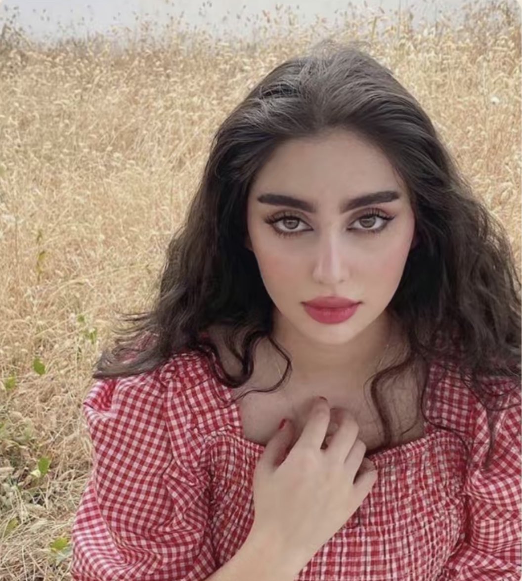 بعدك نويت أشرب خمر واهيم وأدخن حشيش 
و أبيع ديني في رجى .. دنياي و أبسط بها

وأفّر لاصحاب العروش اللي ما تسكن فالعريش
و أصد من .. جور الليالي واستلذ بـ رطبها

لكن ذكرت اللي دعى بإسمه نبي من قريش 
وأفضاله اللي لو بغيت اتعدها .. تغلط بها (:
#محمد_ابن_الذيب