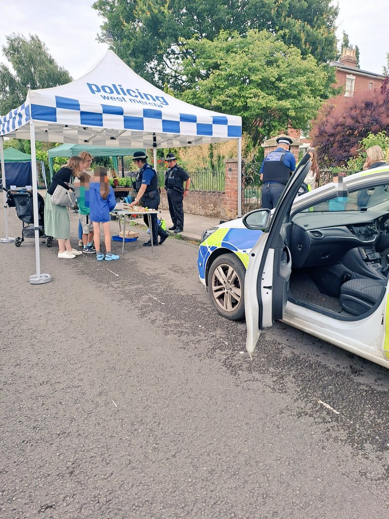 WorcesterCops's tweet photo. The Safer Neighbourhood Team is out today with the support of our Speacial Constable at St George's Square, at their community fete #SNT #StGeorgesSquare #CommunityEngagement #PolicingPromise https://t.co/8yTkTflCSB