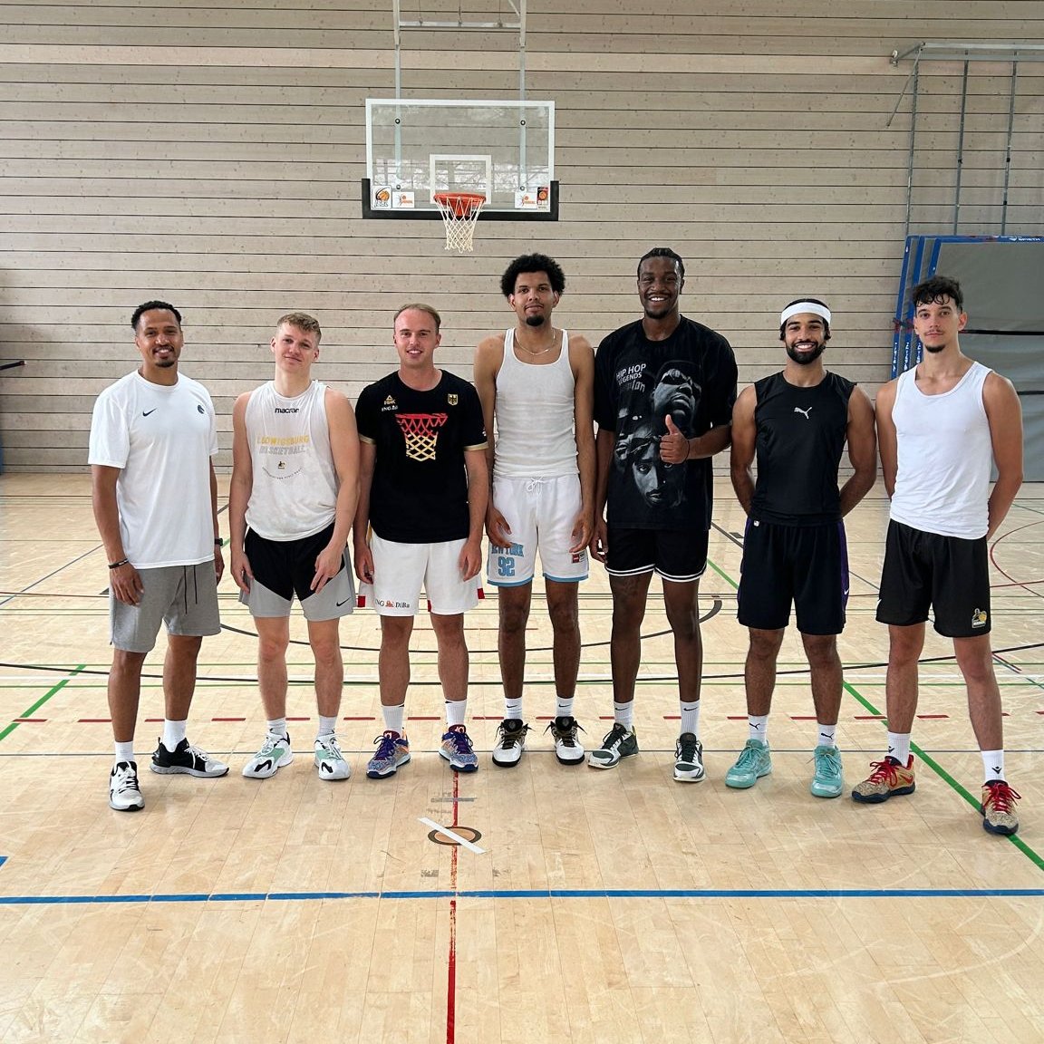 Porsche Basketball-Akademie (@bba_ludwigsburg) on Twitter photo ๐๐ถ๐ป๐บ๐ฎ๐น ๐๐๐๐, ๐ถ๐บ๐บ๐ฒ๐ฟ ๐๐๐๐! ๐๐๐ฝ
In den vergangenen Wochen gab's im Training in der Kugelberg-Halle eine groรe Vereinigung - gleich sechs unserer BBA-Alumnis waren auf Heimat-Besuch und schufteten gemeinsam mit <a href="/David4McCray/">David McCray</a> an der Fitness und Formkurve
(1/2) ๐๐ถ๐ป๐บ๐ฎ๐น ๐๐๐๐, ๐ถ๐บ๐บ๐ฒ๐ฟ ๐๐๐๐! ๐๐๐ฝ
In den vergangenen Wochen gab's im Training in der Kugelberg-Halle eine groรe Vereinigung - gleich sechs unserer BBA-Alumnis waren auf Heimat-Besuch und schufteten gemeinsam mit <a href="/David4McCray/">David McCray</a> an der Fitness und Formkurve
(1/2)