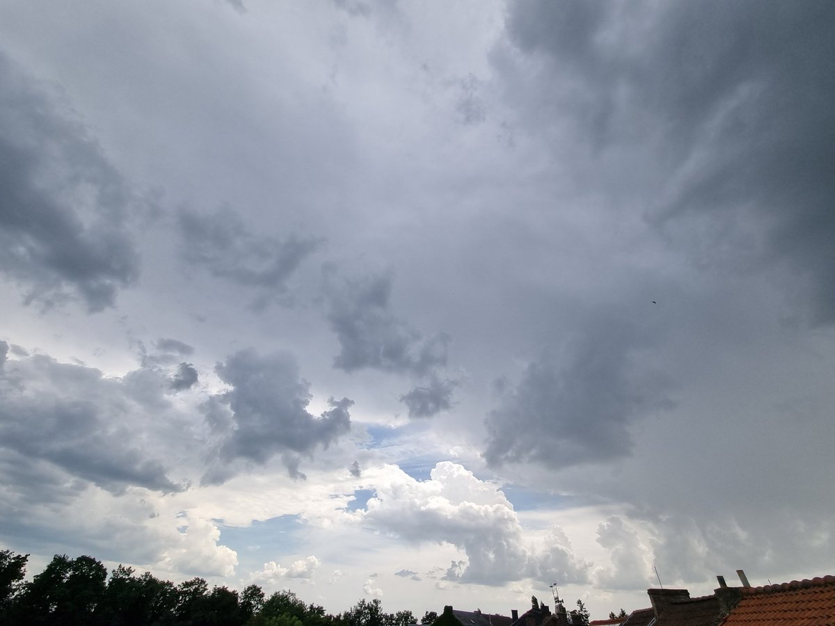 RudiHallet's tweet photo. Het #weer heeft weer zo'n #knaldrang in Landen. 
15u15, 32°C.
🌩
#vrtweer
@BuienradarBE 
@HetweerinBelgie https://t.co/bSP72g07Pf