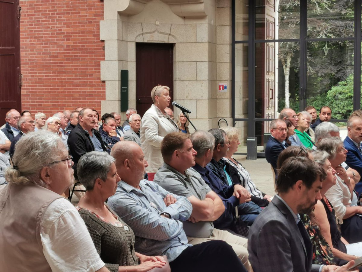 MaeldeCalan's tweet photo. Le Département réunissait ce matin les maires du @finistere_29, leurs 1ers adjoints et DGS, pour travailler sur 4 sujets :
➡️ Le coût de l’électricité, 
➡️ La réponse aux sécheresses &amp; aux incendies,
➡️ Le logement,
➡️ Les déserts médicaux.
✅ Le « pack » finistérien au travail ! https://t.co/A4wzn0hSEb