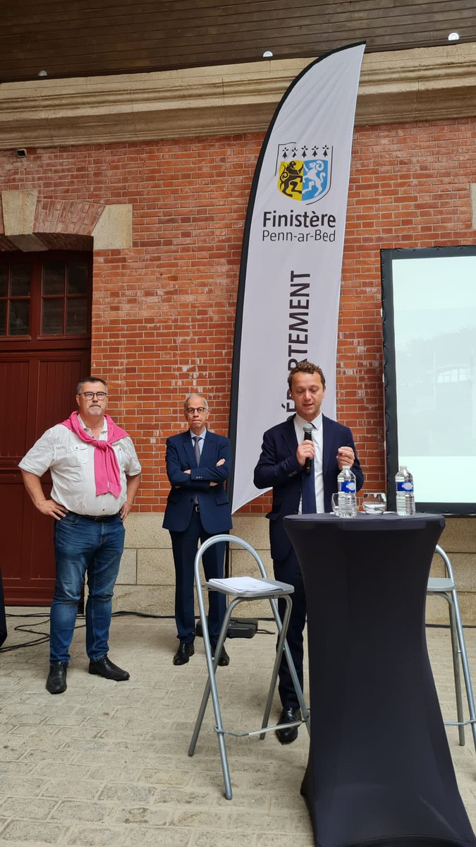 MaeldeCalan's tweet photo. Le Département réunissait ce matin les maires du @finistere_29, leurs 1ers adjoints et DGS, pour travailler sur 4 sujets :
➡️ Le coût de l’électricité, 
➡️ La réponse aux sécheresses &amp; aux incendies,
➡️ Le logement,
➡️ Les déserts médicaux.
✅ Le « pack » finistérien au travail ! https://t.co/A4wzn0hSEb