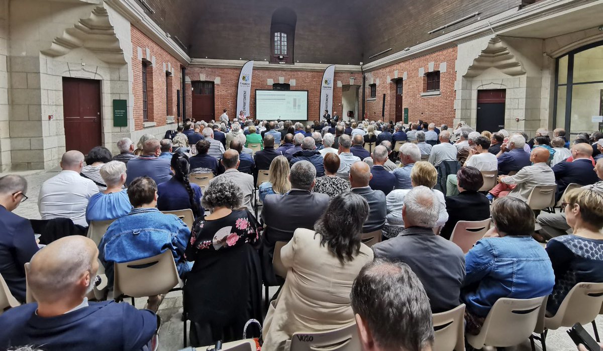 MaeldeCalan's tweet photo. Le Département réunissait ce matin les maires du @finistere_29, leurs 1ers adjoints et DGS, pour travailler sur 4 sujets :
➡️ Le coût de l’électricité, 
➡️ La réponse aux sécheresses &amp; aux incendies,
➡️ Le logement,
➡️ Les déserts médicaux.
✅ Le « pack » finistérien au travail ! https://t.co/A4wzn0hSEb