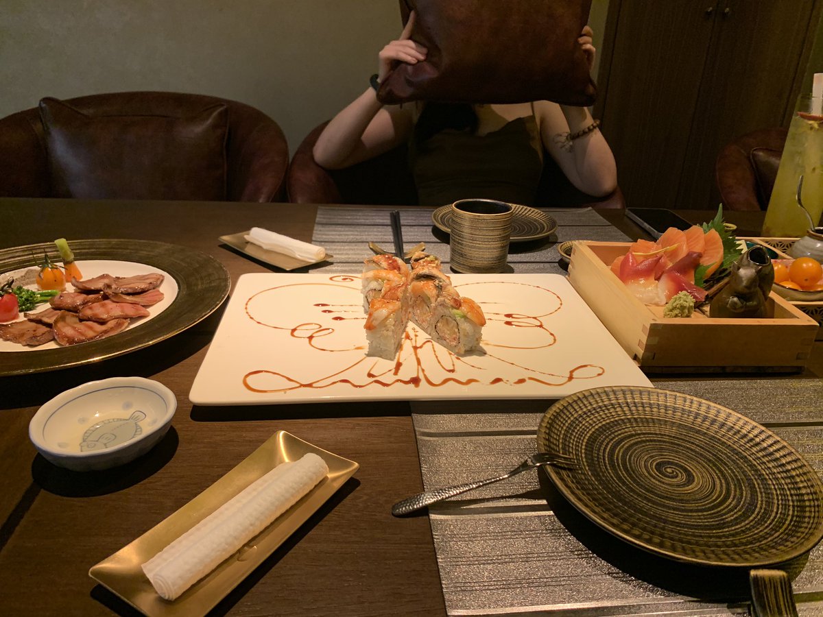 lecoit1's tweet photo. 白天上班真空一天，晚上边吃日料边日 https://t.co/is9RdbUPLZ