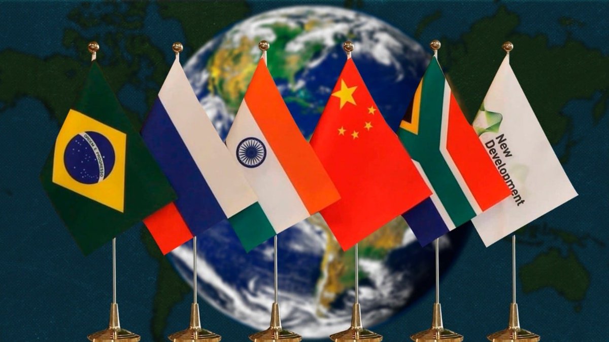 Mision_Verdad's tweet photo. Alastair Crooke: el acontecimiento geopolíticamente sísmico de esta era es la explosión del número de miembros de los BRICS, y del número aún mayor de miembros potenciales. Este movimiento ha cruzado un umbral clave. Ha pasado de la multipolaridad "suave" a ser una expresión anticolonial, un cambio que no debe subestimarse.