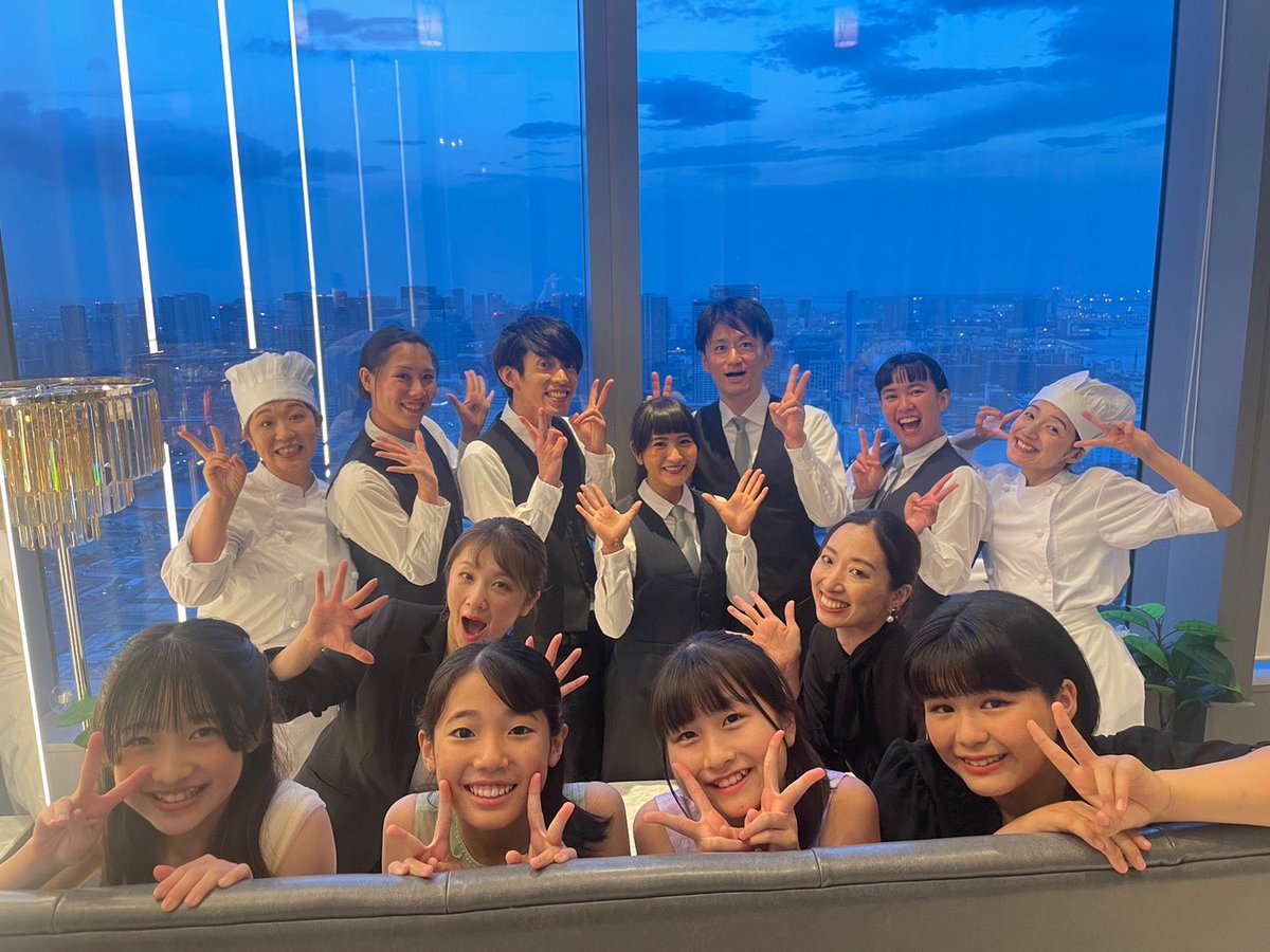 mikavmv's tweet photo. サプライズフラッシュモブ✨
皆様ありがとうございました！
新郎様新婦様末長くお幸せに💕

#フラッシュモブ
#汐留
#エモーションライズ
#サプライズ https://t.co/axJ0DmYko3
