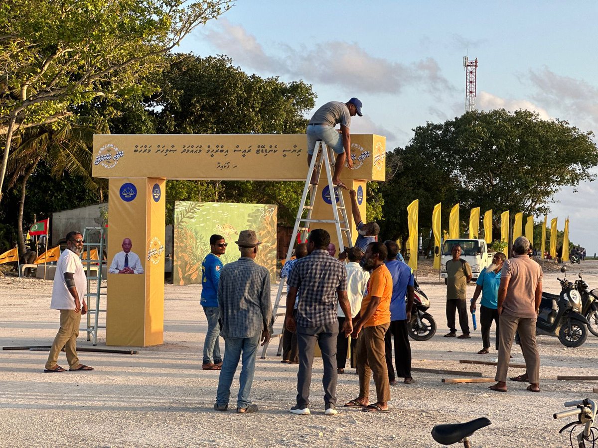 އެމްޑީޕީގެ ރިޔާސީ ކެންޑިޑޭޓް ރައީސް އިބްރާހީމް މުހައްމަދު <a href="/ibusolih/">Ibrahim Mohamed Solih</a> ށ.އަތޮޅަށް ވަޑައިގަންނަވާތީ،ފޯކައިދޫގައި މަރުހަބާ ދެންނެވުގެ ތައްޔާރީތައް ކުރިއަށް ދަނީ.

އިރާދަކުރެއްވިޔާ  ރައީސް އިބޫ ކާމިޔާބުކުރާނެ.
#Ibu2023
#UfaaveriAmaanRaajje