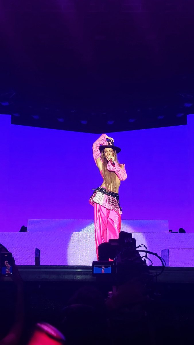 TiniBelgicaFCO's tweet photo. Hola estoy buscando a la Tinistas que estaba en el concierto de Valencia 🇪🇸  
Creo que es italiana o española 😀
 Quería tirar su sombrero en el escenario. Tomé algunas fotos y videos si quieres ❤ https://t.co/XfNbrF5QJE