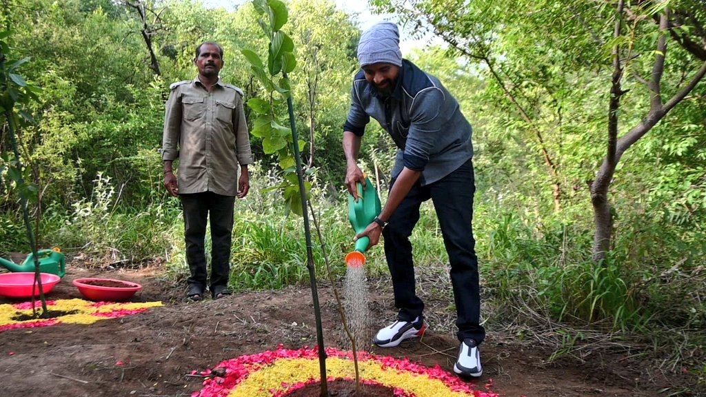 #Prince @Siva_Kartikeyan accepted #GreenIndiaChallenge 🌱, planted saplings at KBR PARK, HYD & requested everyone to plant. He nominated @anirudhofficial to continue the chain. 💚 Great initiative.
@iamarunviswa
#Mahaveerudu @ShanthiTalkies #MahaveeruduFromJuly14th #Mahaveerudu