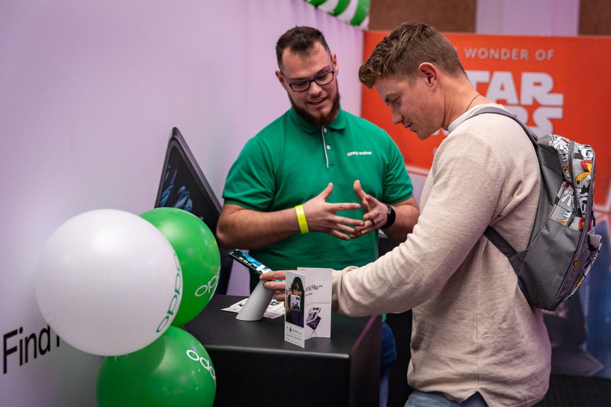Vodacom's tweet photo. The order of the day was definitely “feel good” vibes at the activations. There are great @OPPOSouthAfrica gadgets to explore. #RedExperiences #OPPOza https://t.co/pcOVWnvfVa