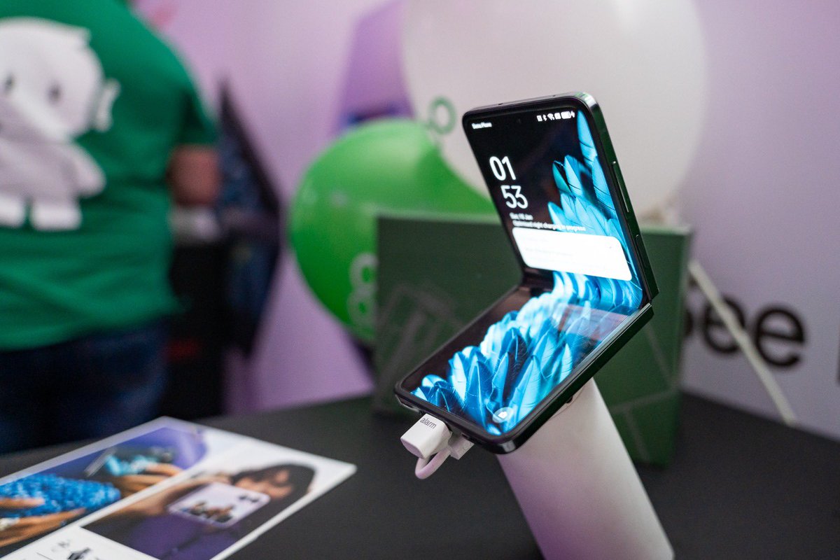 Vodacom's tweet photo. The order of the day was definitely “feel good” vibes at the activations. There are great @OPPOSouthAfrica gadgets to explore. #RedExperiences #OPPOza https://t.co/pcOVWnvfVa