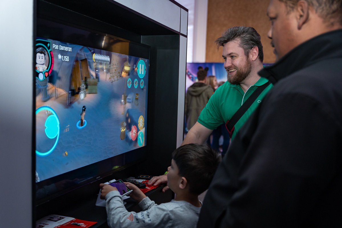 Vodacom's tweet photo. @OPPOSouthAfrica It was certainly time for our gamers to shine at the Star Wars-themed Vodacom and @OPPOSouthAfrica activation area. Share in the comments your favourite Star Wars movie 🍿 #RedExperiences #OPPOza https://t.co/e82VOsIeJZ