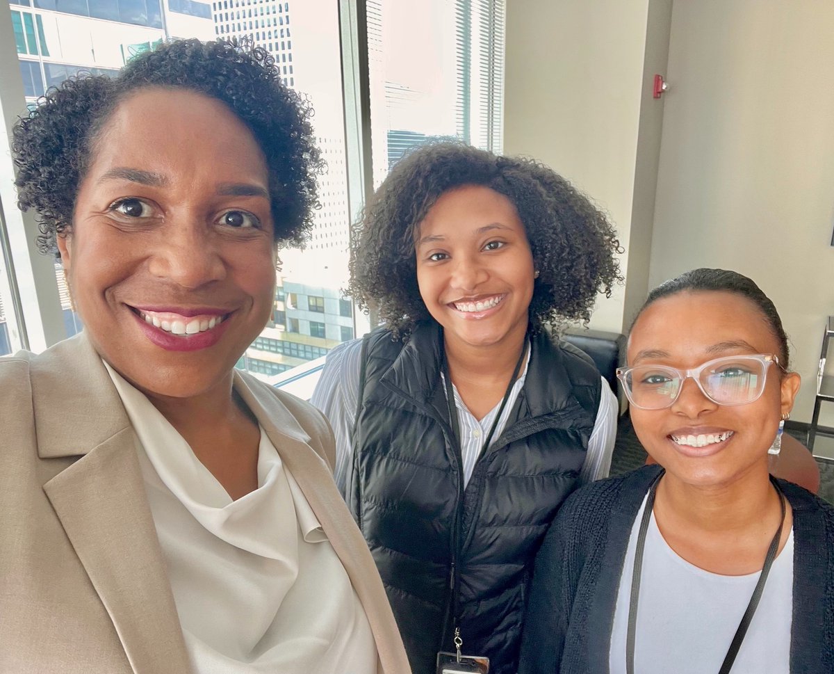 LtGovStratton's tweet photo. Hangin’ with the summer interns this week!

Illinois, our future is bright 🌟 https://t.co/j8GpK5kWrQ
