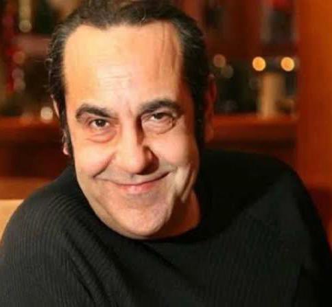 İnanmıyorum…
İnanamıyorum…
Canım yanıyor canım…
Özkan Uğur’u kaybetmişiz…
Diyecek sözüm yok…
Acımın, acımızın tarifi yok…
Başımız sağ olsun…
Yolun ışık, kabrin nur olsun güzel adam…
Seni hiçbir zaman unutmayacağım…