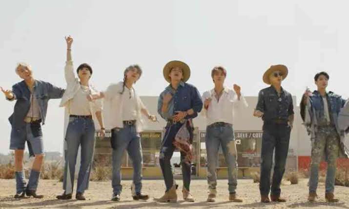 kchartsmaster's tweet image. 2 years ago today, BTS released “Permission to Dance”.