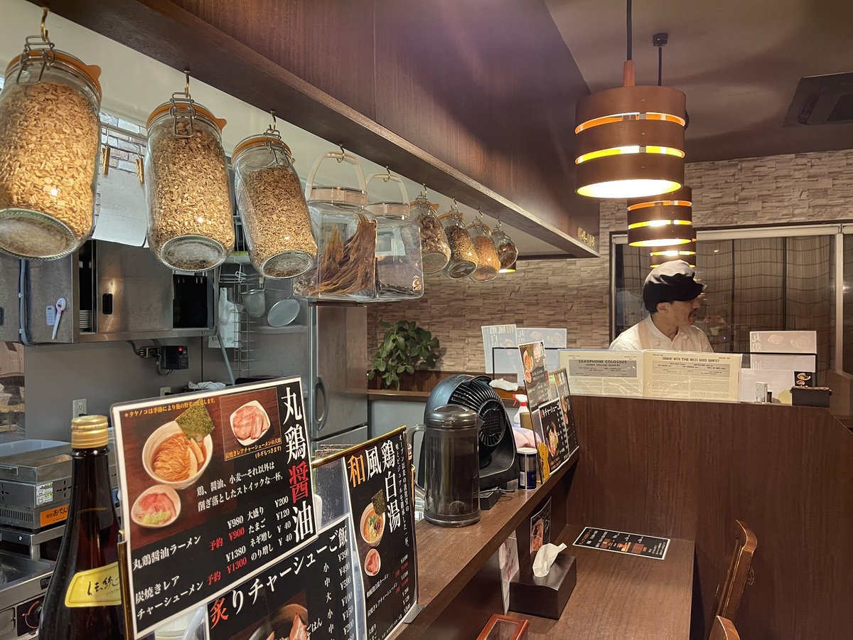 masako1609's tweet photo. 冷たいラーメン🍜

平たいストレート麺はモチモチ
混ぜると下の方から白いものが見えて
それは、長芋でした
ヌルッ、シャキッ
美味しい〜〜

ほかのお客さんが帰られたあと、、
美味しいものを頂きました♡
常連さんの特権ね😁
燻製玉子🥚ちゃん
美味しい決まってるよ♥️

ご馳走様＼(^o^)／

#凌駕堂 https://t.co/otziITKBpc