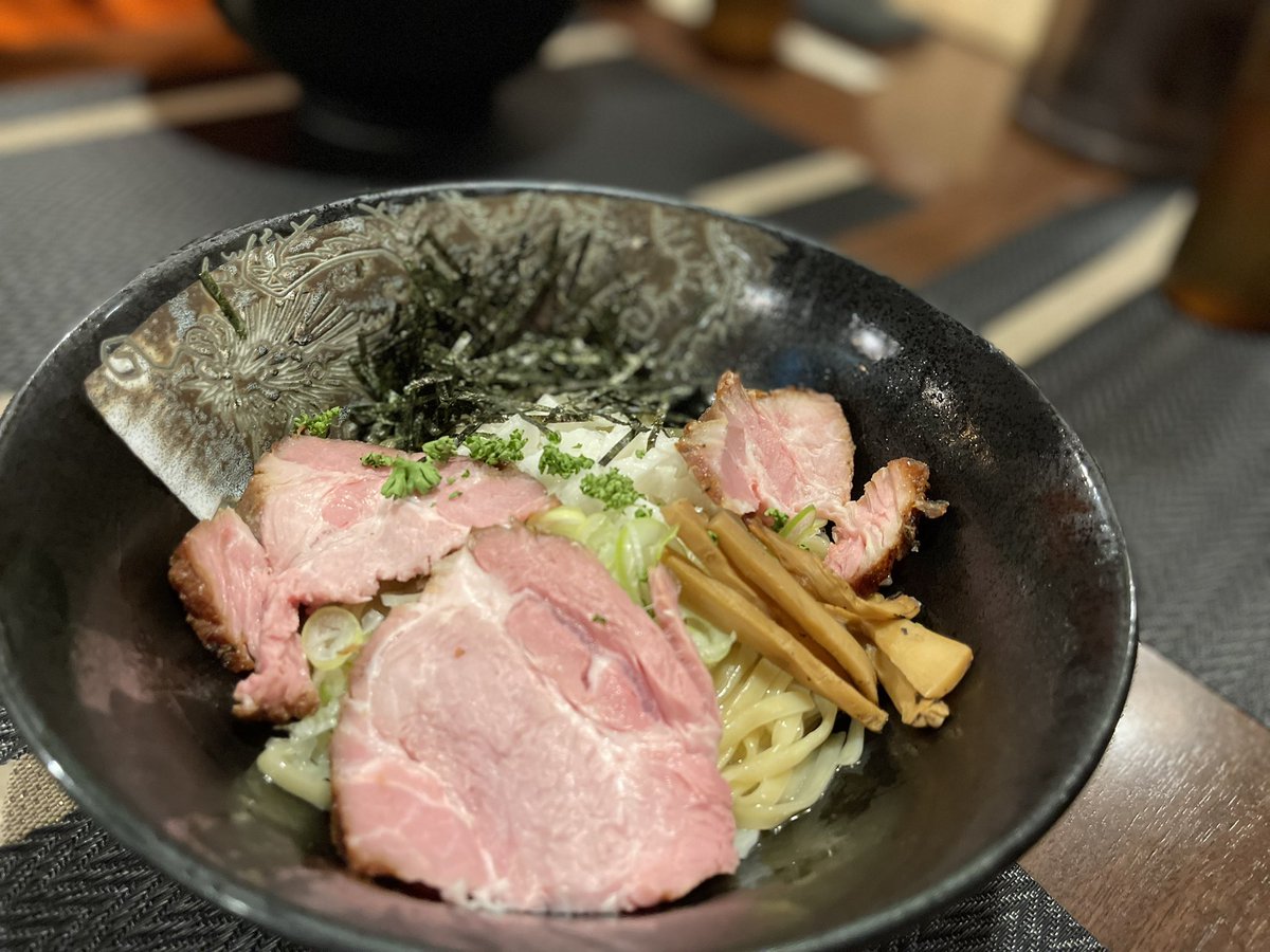 masako1609's tweet photo. 冷たいラーメン🍜

平たいストレート麺はモチモチ
混ぜると下の方から白いものが見えて
それは、長芋でした
ヌルッ、シャキッ
美味しい〜〜

ほかのお客さんが帰られたあと、、
美味しいものを頂きました♡
常連さんの特権ね😁
燻製玉子🥚ちゃん
美味しい決まってるよ♥️

ご馳走様＼(^o^)／

#凌駕堂 https://t.co/otziITKBpc