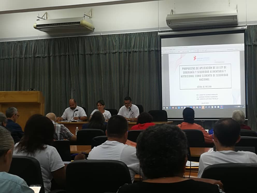 Esc Superior d Cuadros del Estado y el Gob. 
Nuestro compañero Adrian Fonseca discute su trabajo final d curso. La investigacion, asociada a la soberanía y seguridad alimentaria y nutricional, reafirma la necesidad d una mirada integral al problema d la producción d alimentos(1)