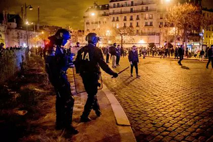 En Francia, un caso de “gatillo fácil” desnudó la discriminación hacia los inmigrantes,  y dejó un saldo de 3.200 detenidos, más de 700 agentes heridos, unos 5.000 vehículos incendiados, 10.000 contenedores de basura quemados y casi 1000 edificios dañados.  #periodismoenred