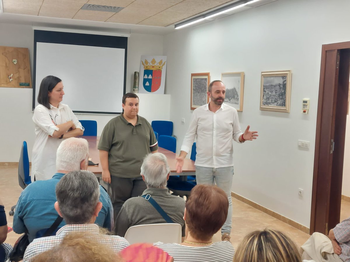 martatrenzano's tweet photo. Las campañas electorales también sirven para conocer el territorio y a sus gentes. Qué gran alcalde tiene Pedralba con @Andoni_Leon que ha recuperado la alcaldía 16 años después. Gracias a l@s compañer@s de la Serranía por acogerme y escucharme. Seguimos en la pelea. #23J https://t.co/dZnHuARdch