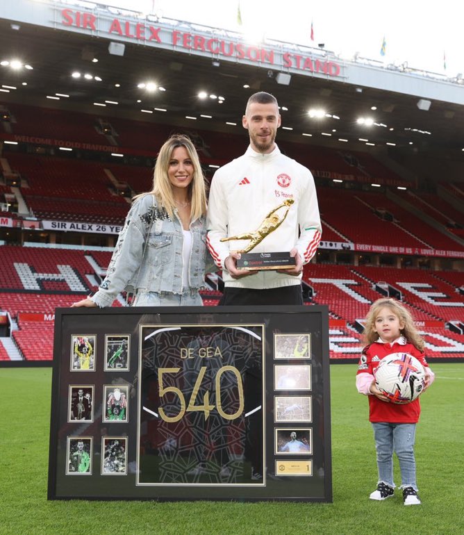 📅 12 years at the club, Premier League, FA Cup, League Cup, Europa League and Community Shield winner.

🔥 Countless match-saving moments, on top of the goalkeeping world in the 2017/18 season.

🏆 Four time Sir Matt Busby Player of the Year winner.

Thank you Dave. ❤️